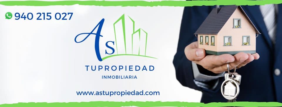 AS Tupropiedad Inmobiliaria: casa en miniatura y llaves en manos de un asesor